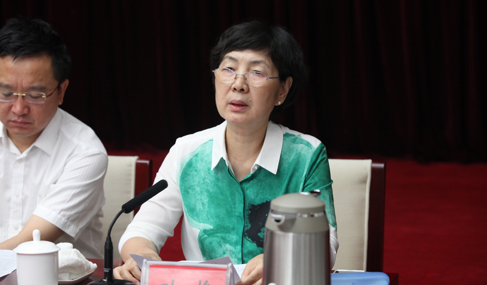 8月2日，评委叶梅在终评会上介绍小组讨论情况