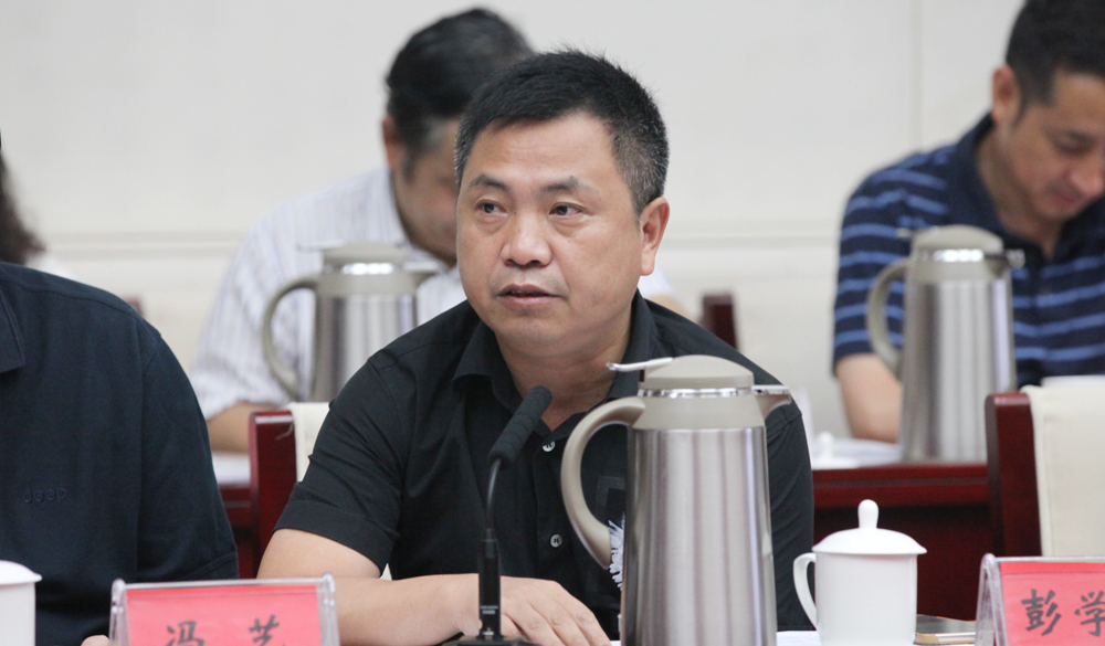 8月2日，评委彭学明在终评会上介绍小组讨论情况