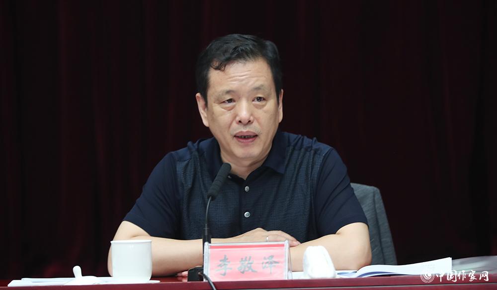 7月24日，李敬泽在第一次全体会议上就评奖条例、评奖细则作说明