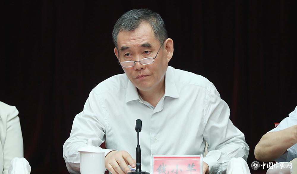 7月24日，中国作协党组书记、副主席钱小芊出席会议并讲话