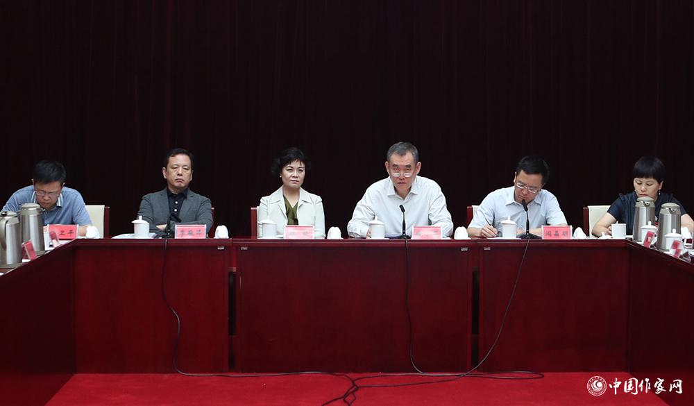 中国作协主席、第十届儿奖评委会名誉主任铁凝（左三）出席会议
